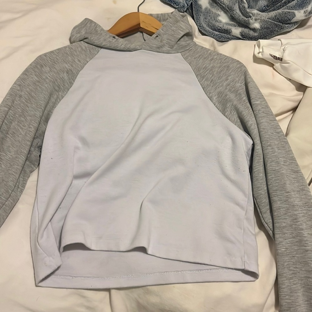 Cute gray white sweatshirt in perfect condition and stainless